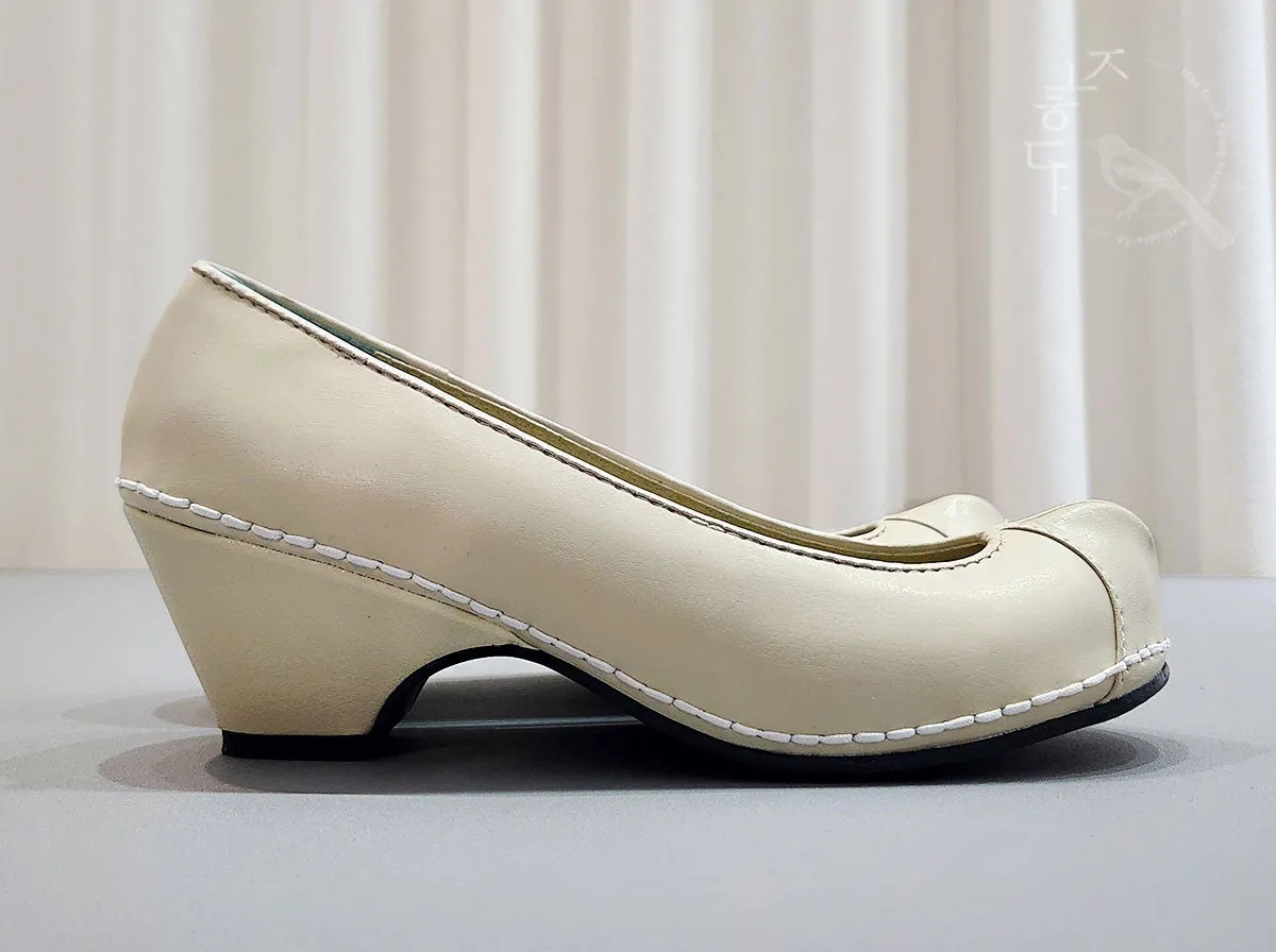 Tidy Women Hanbok Shoes in Beige Kkotshin