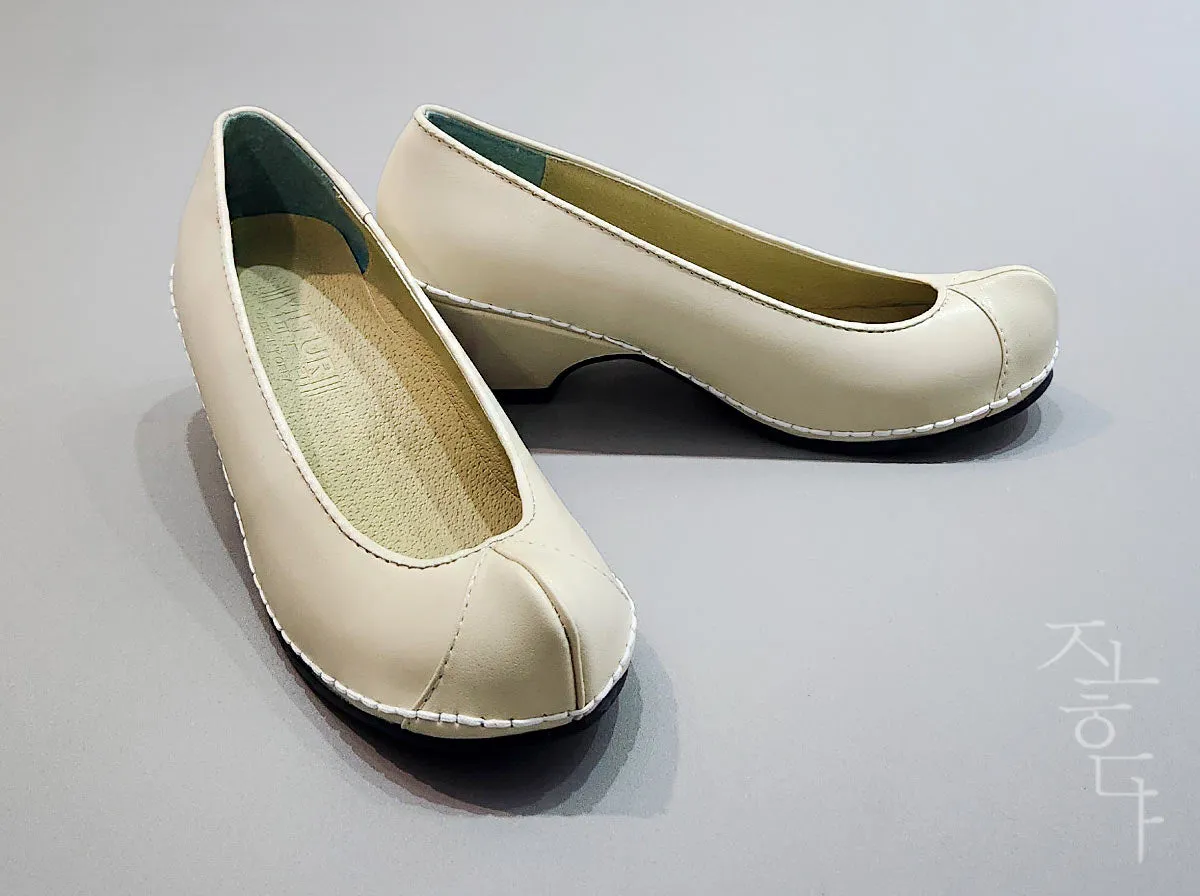 Tidy Women Hanbok Shoes in Beige Kkotshin