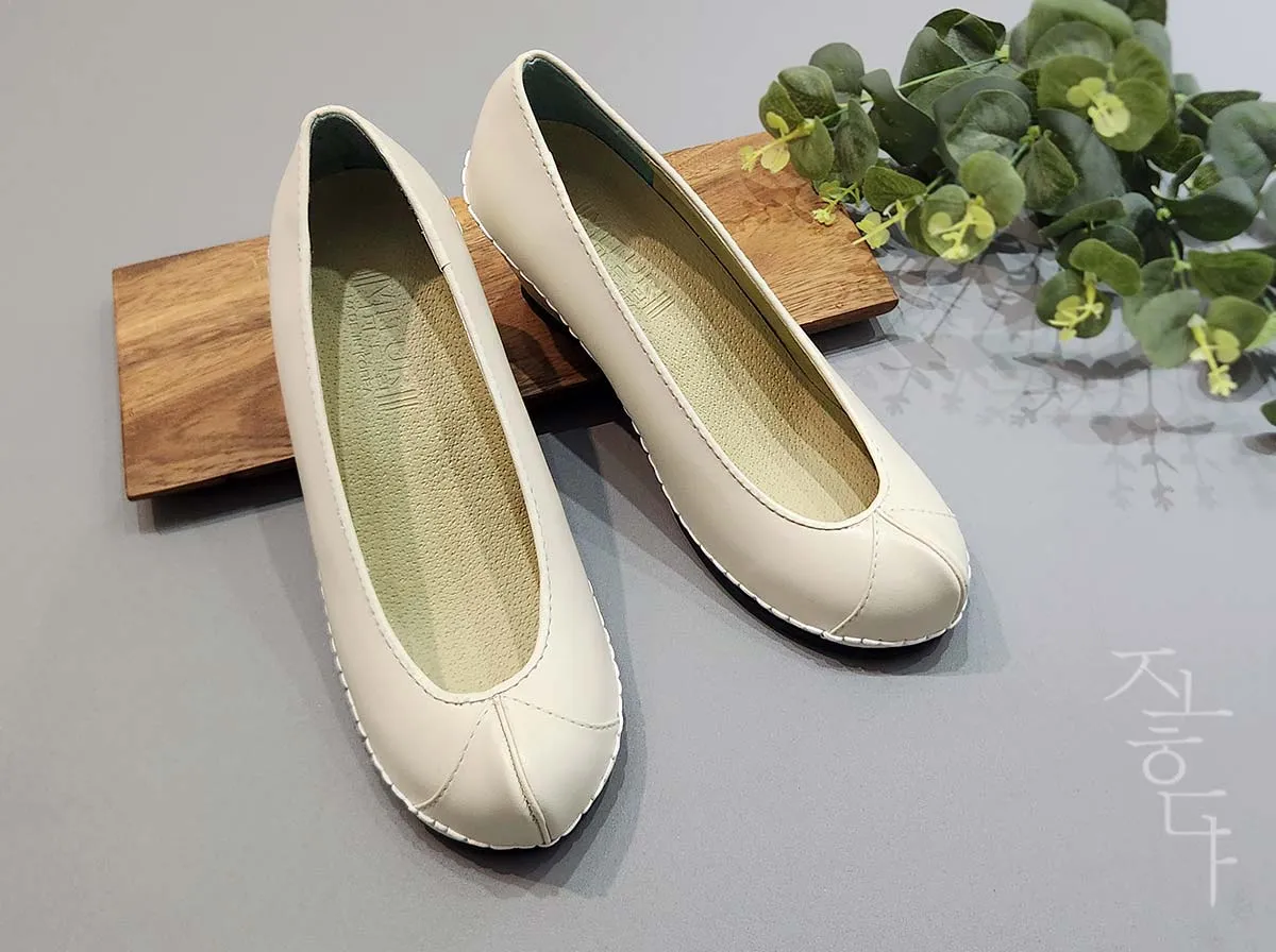 Tidy Women Hanbok Shoes in Beige Kkotshin