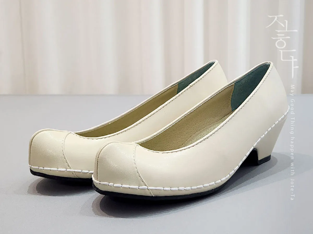 Tidy Women Hanbok Shoes in Beige Kkotshin